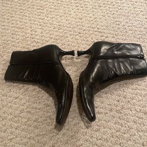 Stuart Weizmann short black leather zipper boots size 8 1/2 AA w 2 1/2” heel